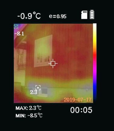  På det här fotot taget med värmekamera syns det att grunden läcker värme.