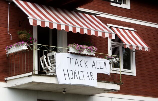  Forskning visar att människor visade omtanke och generositet under skogsbranden i Västmanland 2014. På en balkong i Ängelsberg visades detta med en banderoll. 