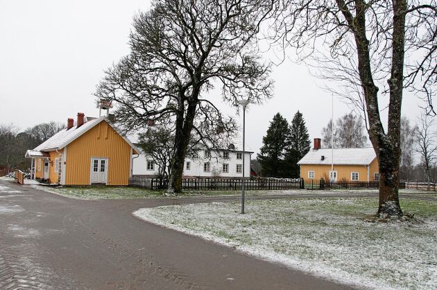  Huvudbyggnaden i mitten och den högra gula flygeln används som gäststuga och den andra är drängstugan där gårdskrogen nu finns. 