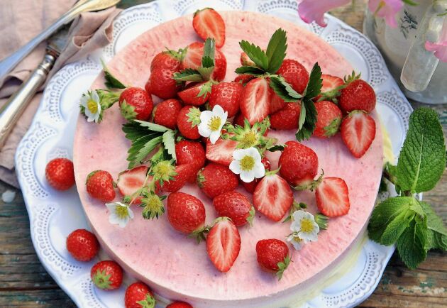  Praktisk och urläcker jordgubbs- och vit chokladmoussetårta från frysen. 