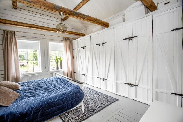  Garderoberna i sovrummet med ”lagårdsaktiga” dörrar har Victoria ritat och Rickard byggt. 