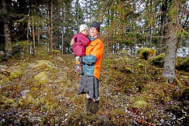  Amalia Mattsson, skogsägare från Hallstavik, toppar årets 50-lista. Här med dottern Elsie. 