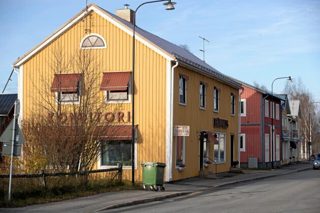  Kaféet ligger centralt i Överkalix, i Norrbotten, på samma plats som vid starten för 90 år sedan. 