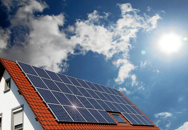  Regeringen vill få fler att sätta upp solpaneler på huset och förenklar byggreglerna. Foto: Istock