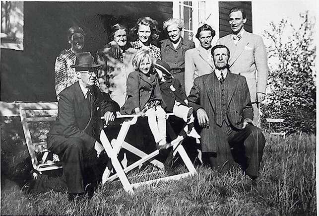Strax efter genombrottet 1946. Bertil med familjen på gården Bohult.