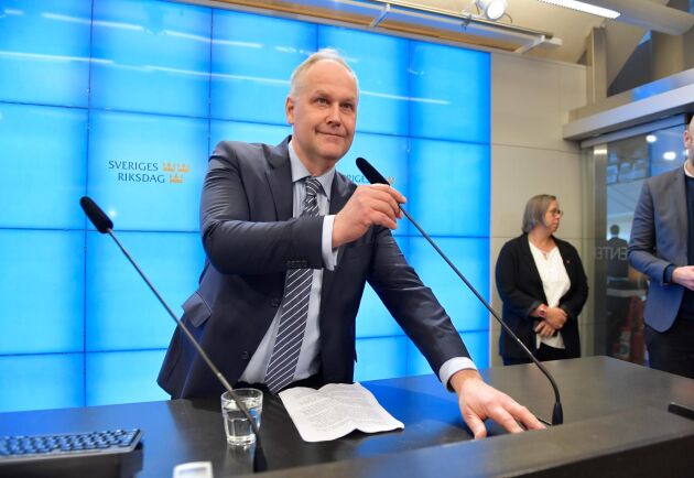  Vänsterpartiet kommer att släppa fram Stefan Löfven som statsminister, men hotar också med en misstroendeomröstning.