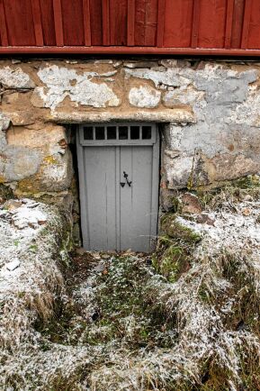  Gårdens gamla dubbeldörrar fick ny användning som dörr till jordkällaren. Förr återanvändes nästan allt.