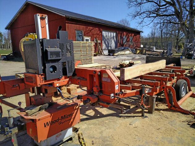  Micael Frisk är skogsägare några mil söder om Nässjö och har ett mindre sågverk på sin gård.