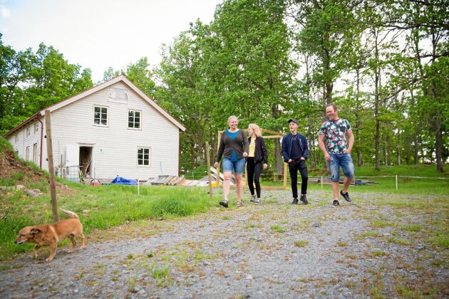  Nina, Emil, Miranda och Elias och hunden Krut, på vägen upp till huset som de snart kan flytta in i. 