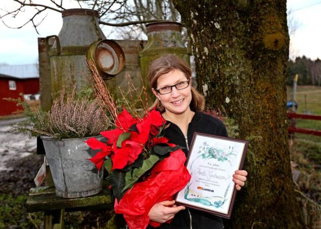 Med blommor och diplom gratulerades Anette Gustawson för att ha gjort störst avtryck inom de gröna näringarna år 2013.