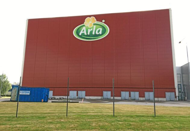  Arlas planerade bygge av en stor fabrik i USA försenas kraftigt. (Bilden visar Arla Foods anläggning i Götene)
