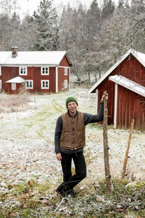  Simon framför den orörda gården i Grenåsa by, där äldste brodern Sigvard bodde i hela sitt liv.