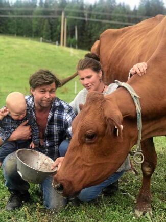  Jon Görgård och Isabelle Enkvist med sonen Grim, driver Järvsö Gårdsmjölk.