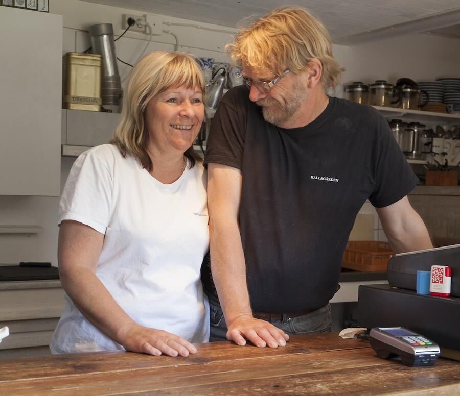 Gunilla Larsholt och Johan Molin bakom disken på Hallagårdens café.