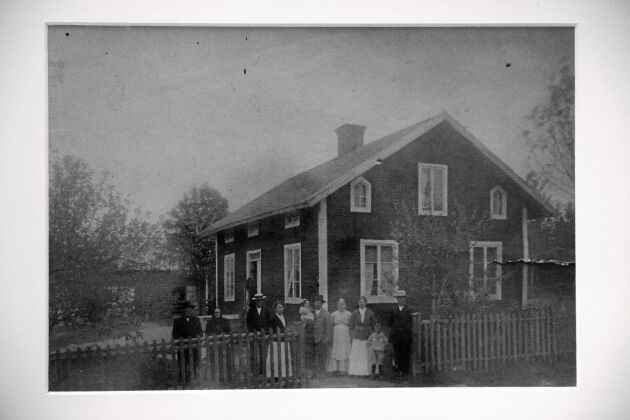 På bilden från 1915 är pojken som står längst fram Hannas farmors far.