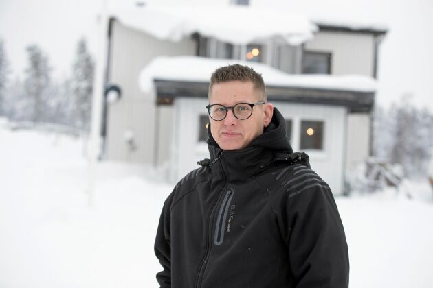  Daniel Skogqvist har blivit Krokträsk stora husräddare. Här står han framför sin farmor och farfars hus Uddbacken i byn som han precis har köpt. 