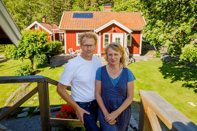  Per-Erik och Sofia Jessen valde att behålla de nio små husen på gården i stället för att bygga ett nytt, stort hus. Bakom dem den enda nybyggda huset, sovstugan.