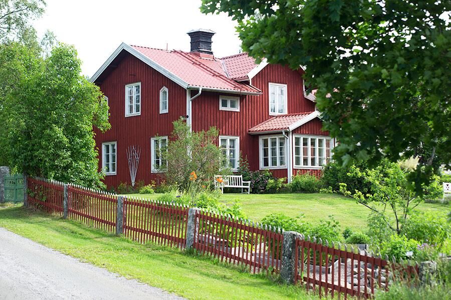 När Sofia och Mats Erik tog över huset omgärdades trädgården av ett vanligt stängsel. I uthusen hittade de det gamla röda trästaketet som bara var att sätta upp och nu målar de det en bit i taget.