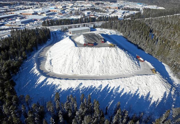  – Snöhögen i Östersund är över 45 meter nu och tippen har stängts eftersom det inte ryms mer, säger Denny Blomström, som tog den här bilden den 15 februari.