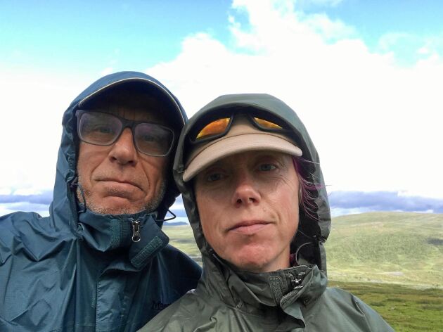  Efter flera dagars blött och riktigt kallt väder börjar det skina upp, både i landskap och Håkan och Elin Steens ansikten.