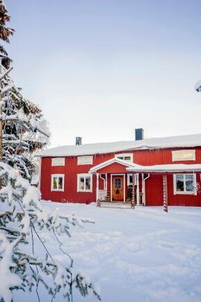  Snön ligger julkortsvit runt Norrbottensgården.