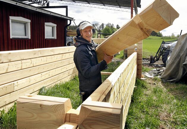  Max Larsson har tillsammans med sin far Örjan en egen timmerhustillverkning på Norderön. Här håller Max på att bygga ett skotergarage som ska stå på den egna tomten.