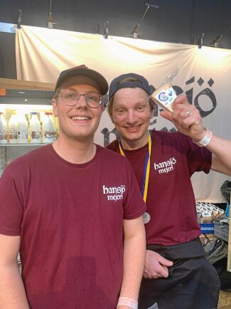  Daniel Nilsson och Björn Daniels från Hansjö mejeri i Dalarna tog en silvermedalj för sin Hansjö Gulla, en ost som är grynpipig och väldigt smakrik. Osten sålde slut på festivalen! 