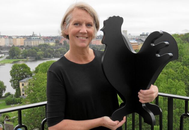  Till vinnaren. Konstnären och designern Lina Börjesson har skapat Tuppen Ture - det fina pris som tillfaller vinnaren av årets Kyrktupp. På www.svensktradition.se kan du läsa mer om henne och om skulpturen. 