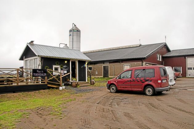  Pesula Lantbruk är en ekologisk mjölkgård med 60 kor i lösdrift. I tider av sviktande betalningen för mjölkgården har gårdsbutiken och försäljningen av den egna rybsoljan blivit ett extra ben att stå på.