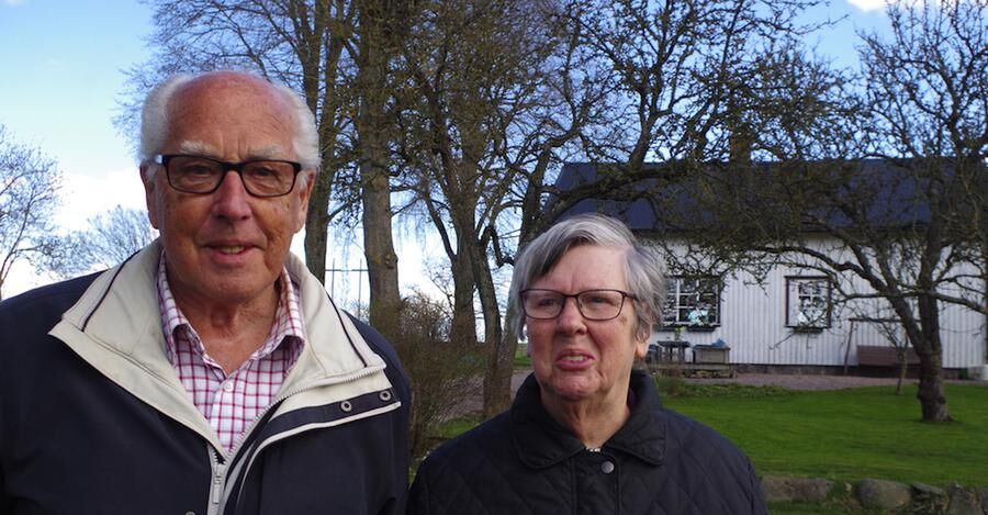 Sven och Birgit Lindberg, Jonas morfar och mormor, gläds åt att han har tagit över gården.