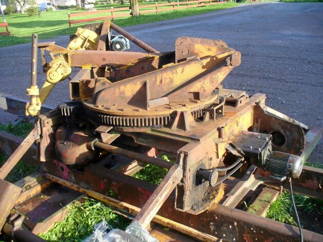  En svängkrans från en gammal traktorgrävmaskin var den avgörande detaljen i bygget av solpanelen. 