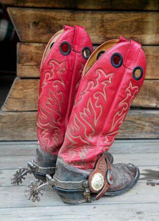  Färgglada, välanvända boots med sporrar.