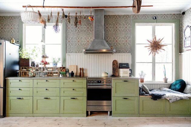  Det över 20 kvadratmeter stora köket har fått nya Ikea-skåp målade i milt grönt.