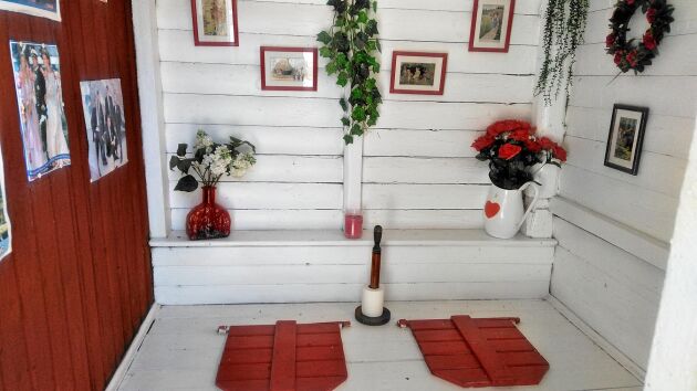  Rött och vitt är färgvalet på hemlighuset i Bodarne. 