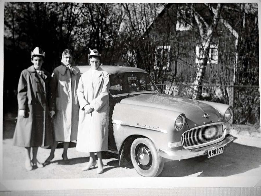 Flott skjuts. En splitter ny Opel passar väl bra på en examensdag för från vänster Birgit, Karin och Majken.