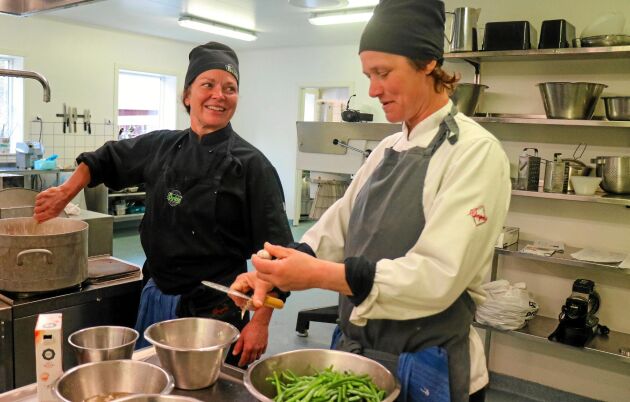 Lena Salomonsson och Cilla Heurlin förbereder en Vegonara i provköket. De driver företaget Örätt som levererar färdigmat baserad på ekologiska och närodlade råvaror till både fastlandet och skärgårdsbor.