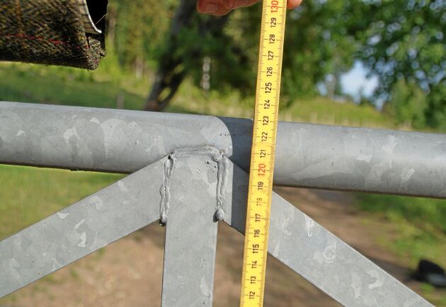 Enligt besiktningsrapporten var grinden 0,9-1 meter hög. En kontrollmätning på plats visar att den är 1,23 meter.