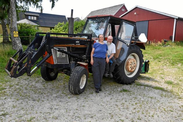  Lina och maken Olof vid gården i Löberöd och framför traktorn de använder vid potatisodlingen.