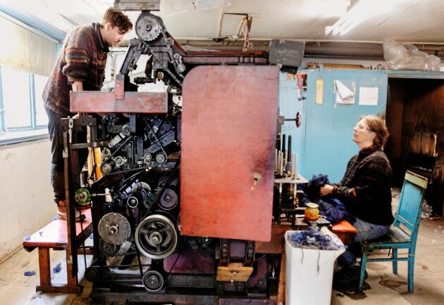  Gamla maskinen på Wålstedts ullspinneri står och stampar och kräver omsorg. James och Sonia daltar. 