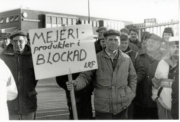  I april 1990 protesterade mjölkbönder mot den nya livsmedelspolitiken genom att blockera utfarterna till sina mejerier runtom i landet. Denna bild är från i Helsingborg.