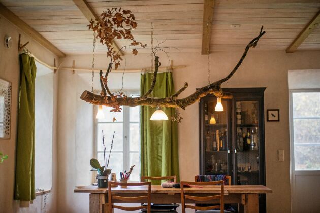  Naturligt stil. En rejäl trädgren bildar fin stomme i taklampan över köksbordet 