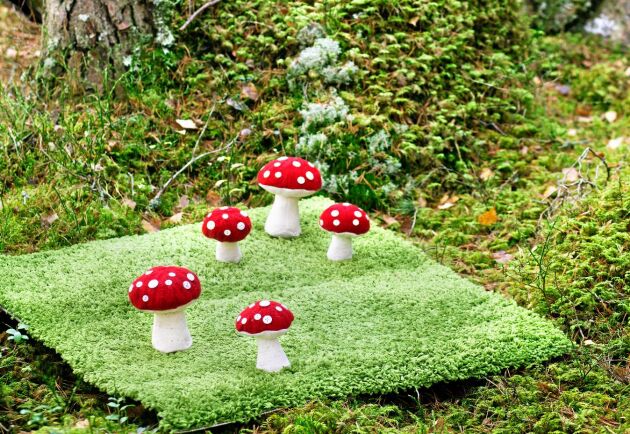  Förvandla en vanlig lurvig matta till en bädd av mossa där svamparna letat sig upp. En rolig och sagoinspirerad inredningsdetalj till barnrummet. 