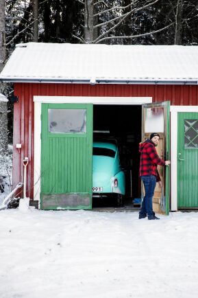  Rasmus är glad över att ha plats för sin turkosa Volvo PV, då han älskar att meka med gamla bilar.