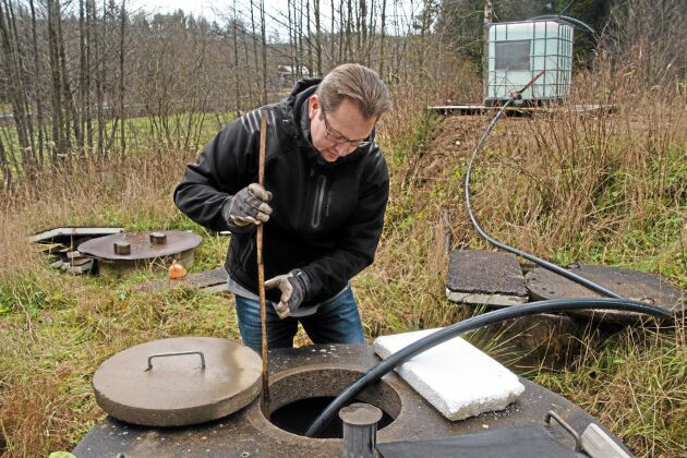  Med sin tumstock kan Kjell Johansson konstatera att vattnet i hans huvudbrunn har sjunkit med 140 centimeter och att det sammanfaller i tiden med den pågående täktbrytningen i närheten. 