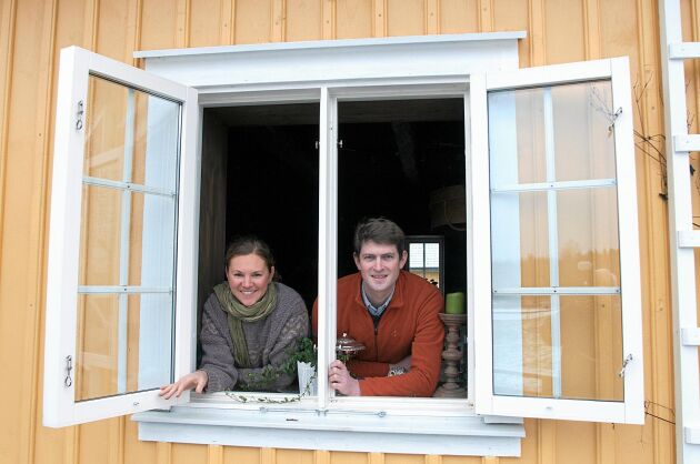  Sophie och Carl Helander tittar ut från sin nya gårdskrog, på släktgården Johannelund, nära västgötska Floby. 
