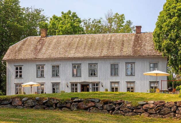  Herrgården Stora Bryne, med anor från 1300-talet, ligger mellan Lidköping och Vara i Västergötland.