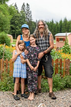  I en glänta i den småländska skogen hittade Maja, Declan, Maj-Britt och Karla sin plätt på jorden. Karin Wildheim