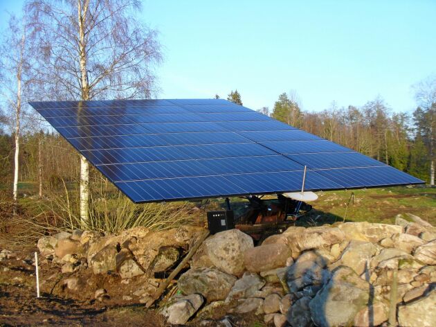  Solcellerna monterade och inkopplade och ett stycke roterande solpanel står färdig i Småland, listigt placerad i en stenmur för att smälta in i landskapet. 