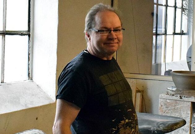  Anders Johansson tog över verksamheten för tio år sedan. Nu är han orolig för att vara den sista personen som skapar Höganäskrus.
