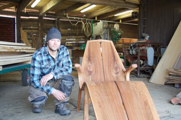  Vilstol i alm, gjord av möbelsnickaren Calle Warfvinge. Johan Forsman har levererat träråvaran.